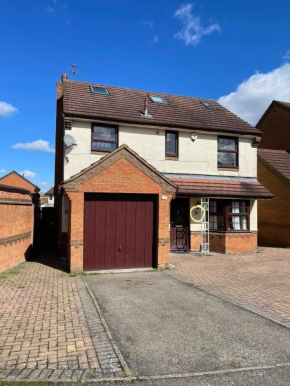 Large, Quiet, Sleeps 16, 4 bathrooms, Parking, Leicester